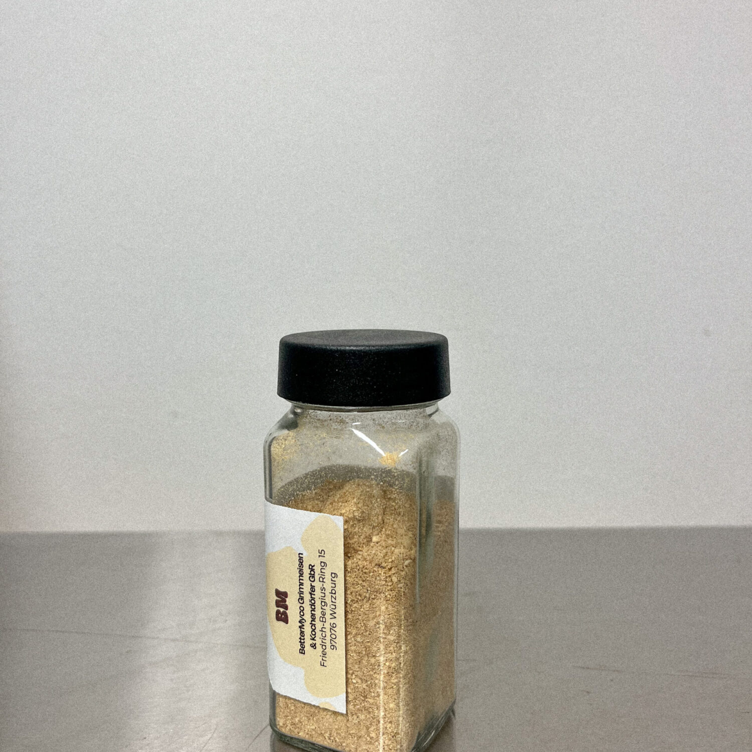 Gesundes Pulver aus Lions Mane, Igelstachelbart als Nahrungsergänzungsmittel von der Pilzfarm BetterMyco aus Würzburg