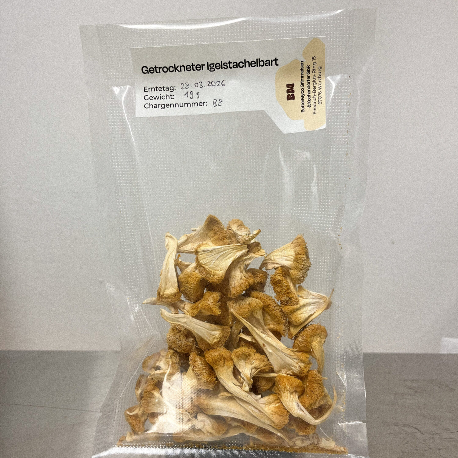 Eine Packung mit getrockneten Lions Mane, Igelstachelbart von der Pilzfarm BetterMyco aus Würzburg