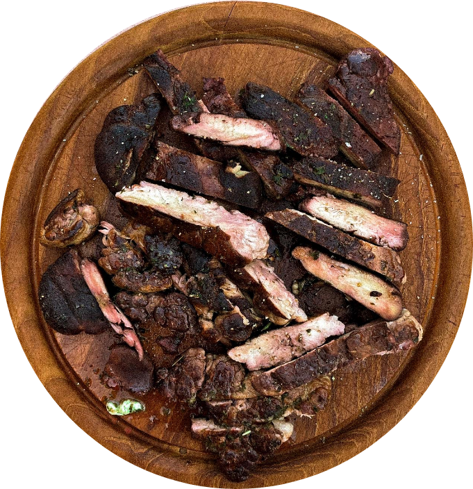 Ein gekochtes Gericht von BetterMyco aus Lions Mane, Igelstachelbart in Form von Steak als leckerer Fleischersatz auf einem runden Holzbrett