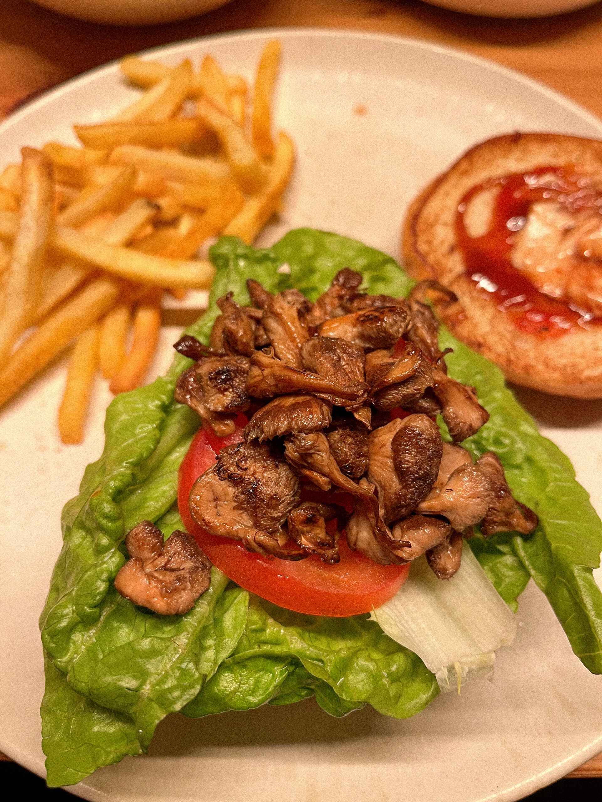 Leckerer und herzhafter Burger mit Salat, Tomaten, Pommes und gezupften Lions Mane und Igelstachelbart von BetterMyco