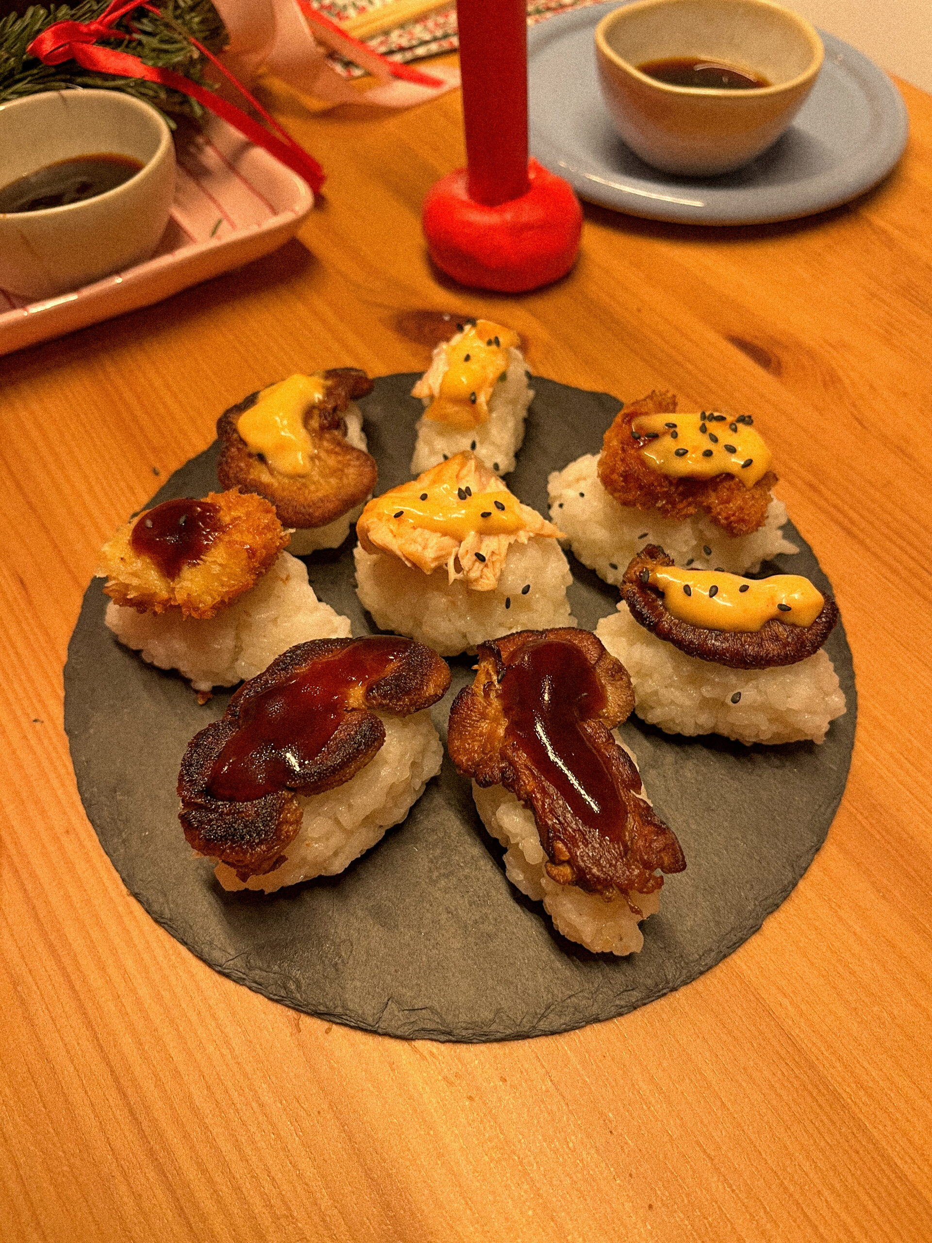Leckeres selbstgemachtes Sushi und Sashimi mit Reis und Steak aus Lions Mane und Igelstachelbart