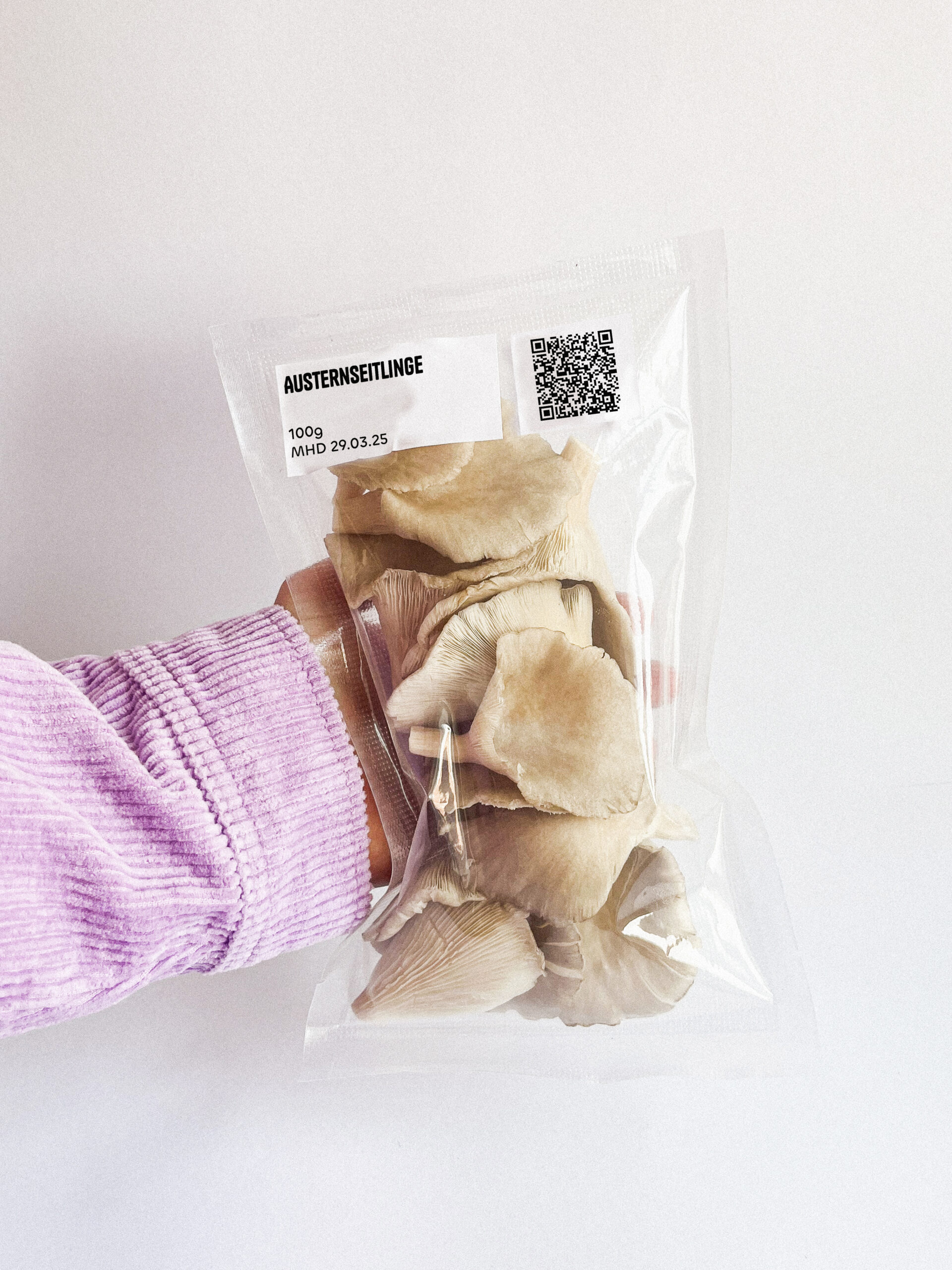 Eine Packung mit leckeren Austernseitlingen von der Pilzzucht BetterMyco aus Würzburg