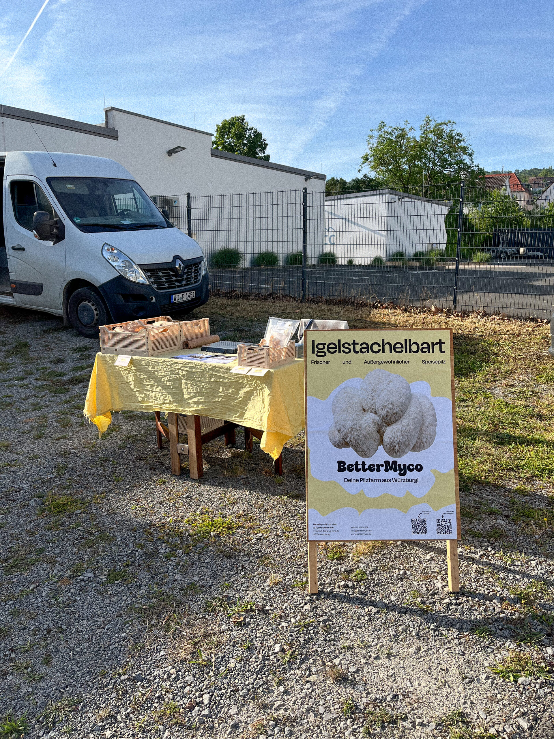 Ein Verkaufsstand von der regionalen Pilzfarm BetterMyco auf dem Bürgerbräu Bauernmarkt in Würzburg mit Lions Mane Schild und Produkten aus Igelstachelbart